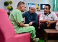 MALIAMAN Kassim (tengah) bertanya khabar Ahmad Nor Al Faizan Jusoh (kiri) semasa menziarahinya di Hospital Sultanah Nur Zahirah (HSNZ) Kuala Terengganu, hari ini.