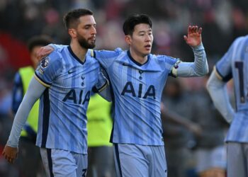 PENYERANG Tottenham Hotspur dari Korea Selatan, Son Heung-Min (kanan) bersama Rodrigo Bentancur meraikan di atas padang selepas perlawanan bola sepak Liga Perdana Inggeris (EPL) antara Brentford dan Tottenham Hotspur di Stadium Komuniti Gtech, London. - AFP