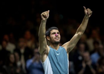 CARLOS Alcaraz meraikan kemenangannya selepas perlawanan akhir Terbuka Rotterdam di Belanda, semalam- AFP