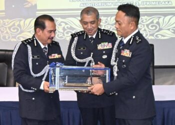 AZRI Ahmad (tengah) menyaksikan penyerahan tongkat kuasa antara Md. Nazri Zawawi (kiri) dan Dzulkhairi Mukhtar pada Majlis Serah Terima Tugas Ketua Polis Melaka di IPK Melaka. - UTUSAN/MUHAMMAD SHAHIZAM TAZALI