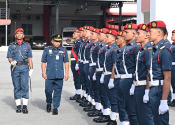 MOHD. PISAR Aziz (dua dari kiri) memeriksa perbarisan anggota bomba pada Majlis Perbarisan Tahunan 2025 JBPM Melaka di Bukit Katil, Melaka.