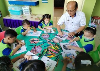 NGWE Hee Sem melayani kanak-kanak selepas merasmikan Program Cilik Perpaduan Kembali ke Taska dan Tabika Peringkat Negeri di PAP Taman Thamby Chik Karim, Masjid Tanah, Melaka. - UTUSAN/AMRAN MULUP