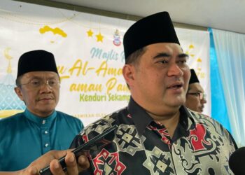 SHAHELMEY Yahya (kanan) semasa merasmikan Surau Al-Amin Kampung Pituru di Putatan semalam.