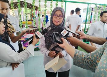 Mahfudzah Mohamed Noor mengadakan sidang akhbar sempena Lawatan Kerja Ketua Setiausaha Kementerian Pendidikan pada hari pertama pembukaan persekolahan Kalendar Akademik Sesi 2025/2026 di SK Jalan Datuk Palembang, Bukit Baru, Melaka. – UTUSAN/AMRAN MULUP