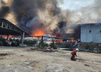 SEBUAH kilang memproses sisa elektronik musnah dalam kebakaran di Kawasan Perindustrian Bukit Rambai, Melaka.