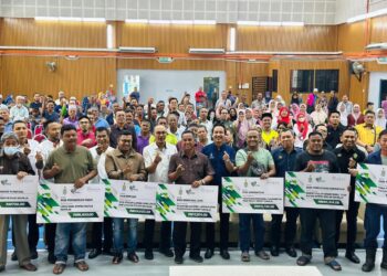 FAHMI Zainol (tengah) menyampaikan bantuan kepada para pesawah pada Majlis Penyerahan Bantuan TBTP Negeri Pulau Pinang di Kepala Batas, Pulau Pinang, hari ini.