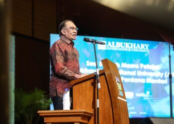 ANWAR Ibrahim berucap ketika hadir ke Sesi Ramah Mesra Pelajar AIU di Alor Setar, hari ini. - UTUSAN/ SHAHIR NOORDIN