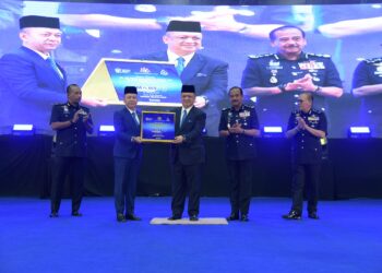 TUANKU Syed Faizuddin Putra Jamalullail (tiga dari kanan) berkenan menerima persembahan cendera kenangan pada Majlis Perasmian Penutup Seminar Memperkasakan Amalan Terbaik Kor SUKSIS Universiti Awam Peringkat Kebangsaan Edisi 2.0 di Dewan Ilmu, Universiti Malaysia Perlis (Unimap), Arau, Perlis, hari ini.  -UTUSAN/IZLIZAN OTHMAN