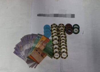 WANG tunai sebanyak RM30,470 dan cip pelbagai warna yang dirampas di belakang sebuah tokong di Kampung Rawang, Tangkak, Johor. 