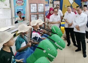 AZMAN Adnan (kanan) beramah mesra dengan para pelajar pada Majlis Peluncuran Sekolah Digital di SK Seri Telok di Parit Yaani, Batu Pahat semalam.