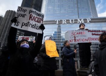 AKTIVIS melakukan protes terhadap Donald Trump berhubung pelbagai isu berkaitan dasar pentadbirannya termasuk kekejaman terhadap rakyat Palestin pada 25 Januari lalu di Chicago, Amerika Syarikat (AS). – AFP