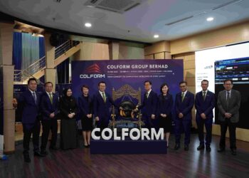 KANG Ket Hung (lima dari kiri) bersama barisan pengurusan Colform di Majlis Penyenaraian Colform Group Berhad di Pasaran ACE semalam.