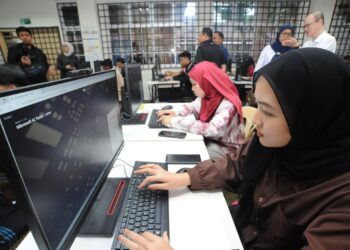 PELAJAR mengikuti  kelas pembelajaran kecerdasan buatan (AI) sempena Program MCMC Micsroft AI Teach Johor Perkasa Komuniti dengan Kemahiran Digital dan Teknologi AI di Politeknik Ibrahim Sultan (PIS), Pasir Gudang, hari ini. - UTUSAN/RAJA JAAFAR ALI