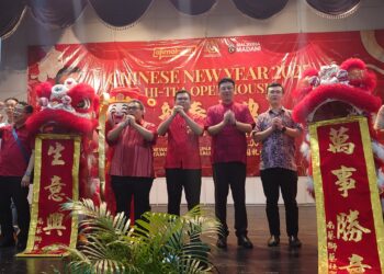 AKMAL Nasrullah Mohd. Nasir (empat kanan) menghadiri Majlis Rumah Terbuka Parlimen Johor Bahru Sempena Tahun Baharu Cina di Taman Sri Tebrau, Johor Bahru, hari ini.