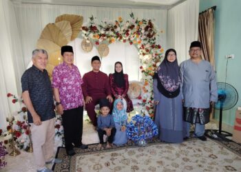 AHMAD Maslan bersama pasangan pengantin, Abdul Rahman Abdul Majid dan Nur Afiqah Mohd Izam  di Kampung Parit Pak Intan, Parit Sikom, Pontian, hari ini.