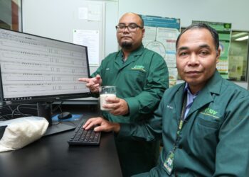 KHAIRUL Hisam (kanan) dan Shahril Firdaus (kiri) menunjukkan data pengenalpastian di Pusat Penyelidikan Bioteknologi dan Nanoteknologi di Ibu Pejabat Mardi, Serdang. - UTUSAN/ISKANDAR ISHAK