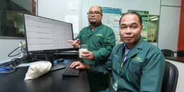 KHAIRUL Hisam (kanan) dan Shahril Firdaus (kiri) menunjukkan data pengenalpastian di Pusat Penyelidikan Bioteknologi dan Nanoteknologi di Ibu Pejabat Mardi, Serdang. - UTUSAN/ISKANDAR ISHAK