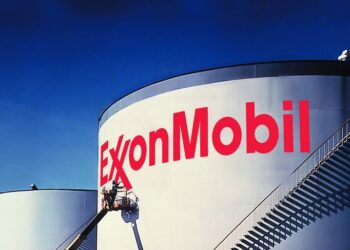 EXXONMOBIL antara syarikat minyak antarabangsa yang mula memberhentikan pekerja. - AFP