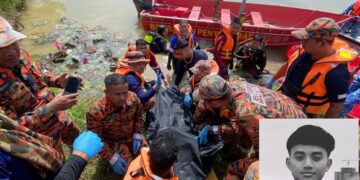 ANGGOTA bomba mengangkat mayat Nur Haidhar Nasrul (gambar kecil) yang ditemukan mati lemas setelah terjatuh dalam Sungai Padang Terap, Pendang, Kedah.