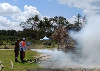 AHLI Skuad Bomba Tahfiz dan penghuni madrasah diberi pendedahan teknik memadam kebakaran pada Program Hari Terbuka Madrasah Az-Zaakiriin dan Hari Keselamatan Kebakaran Skuad Bomba Daerah Rembau hari ini.-UTUSAN/NOR AINNA HAMZAH