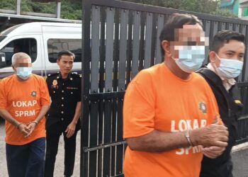 PRESIDEN dan seorang Setiausaha Kehormat sebuah persatuan hoki direman lima hari bagi membantu siasatan kes penyelewengan wang sumbangan hampir RM27,000 di Kompleks Mahkamah Johor Bahru, Johor, semalam.