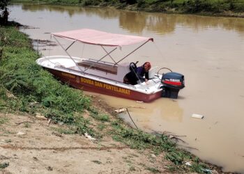 ANGGOTA bomba melakukan operasi menyelamat seorang lelaki yang dikhuatiri lemas di Kampung Lanchang, Jasin, Melaka. - UTUSAN/AMRAN MULUP