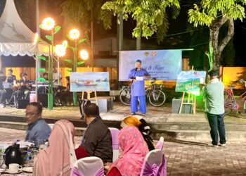 ANTARA penyair mendeklamasikan puisi
dalam program Angin Timur: Puisi dan Kopi yang berlangsung di Taman Awam Lencongan 2, Kangar, Perlis malam tadi.-UTUSAN/MOHD. HAFIZ ABD. MUTALIB