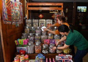 ORANG ramai khususnya ibu bapa dan penjaga perlu memantau dan menasihatkan anak-anak supaya lebih berhati-hati dalam pemilihan makanan terutamanya yang berisiko tercekik.-GAMBAR HIASAN