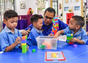 MOHD. Hanafiah Man bersama kanak-kanak pada hari pertama sesi persekolahan di Tabika Kemas Berkembar Taman Politeknik, Port Dickson, Negeri Sembilan. – UTUSAN/ NOR SHAFAWATI YUP.