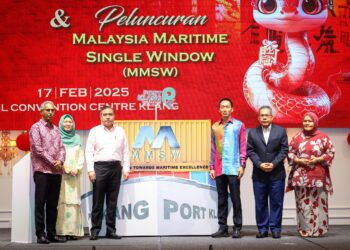 ANTHONY Loke Siew Fook dan Pengerusi LPK, Yong Hian Wah (tiga, kanan) bergambar selepas peluncuran rasmi Malaysia Maritime Single Window oleh Lembaga Pelabuhan Klang dan Majlis sambutan Tahun Baharu Cina di Klang, semalam. – UTUSAN/SADDAM YUSOFF