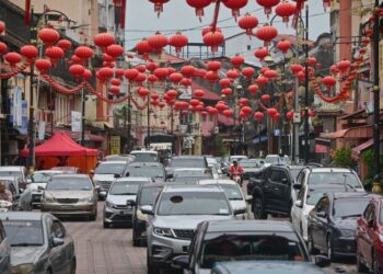 KEMALANGAN jalan raya adalah akibat daripada dasar pengangkutan yang lemah, kenderaan yang rosak, kepincangan perancangan bandar, reka bentuk jalan, penguatkuasaan yang tidak mencukupi.