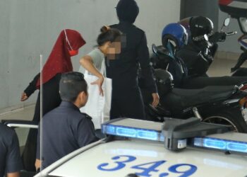 PUTERI Nurin Amalina Ahmad Daud (bertudung merah) dibawa bagi prosiding keputusan representasi kes dera dibawa anggota polis ke Mahkamah Sesyen Seremban, Negeri Sembilan, semalam.-UTUSAN/MOHD. SHAHJEHAN MAAMIN.