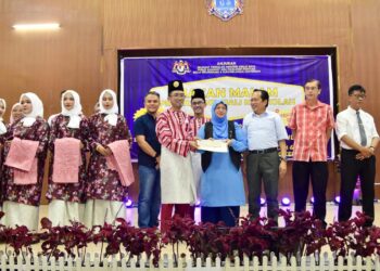 AHMAD Maslan (tiga dari kanan) pada Majlis Makan Malam Kembali Ke Sekolah di Dewan MPPn, Besut, Johor.