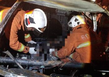 SEORANG pemandu maut rentung selepas kereta dipandunya terbabas dan merempuh pembahagi jalan di Taman Setia Tropika, Johor Bahru, Johor.