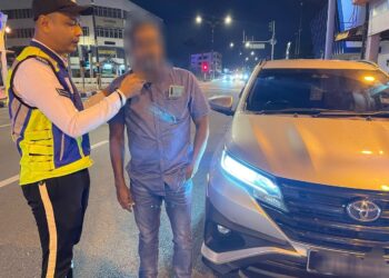 POLIS menjalankan pemeriksaan pernafasan dalam Ops Mabuk yang diadakan di sekitar bandar Kluang, tengah malam tadi.