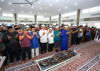 SAARANI Mohamad pada majlis solat jenazah Ishsam Shahruddin di Desa Sri Ampang, Ipoh. - UTUSAN/MUHAMAD NAZREEN SYAH MUSTHAFA