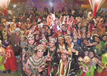 PENGANJURAN festival kebudayaan yang melibatkan pelbagai kaum di Malaysia dapat memberi pemahaman yang lebih mendalam tentang budaya, adat, pemikiran dan kepercayaan sesebuah komuniti.