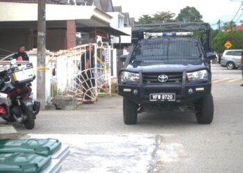 KENDERAAN polis membawa mayat seorang wanita yang dipercayai dibunuh di Taman Seri Mangga, Pokok Mangga, Melaka. - UTUSAN/AMRAN MULUP