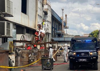 KEBAKARAN di bilik jana kuasa di sebuah kilang elektronik di Kawasan Perindustrian Tangga Batu, Melaka.