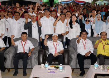 HAJIJI Noor (duduk-tengah) bersama pimpinan GRS yang hadir pada Program Jelajah Sayangi Sabah di Ranau, Sabah hari ini.