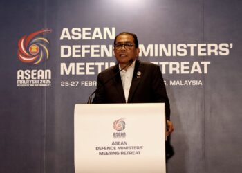 MOHAMED Khaled Nordin ditemui selepas mempengerusikan Sesi Permukiman Menteri-menteri Pertahanan ASEAN (ADMM) 2025 di Batu Ferringhi, Pulau Pinang. - UTUSAN/IQBAL HAMDAN