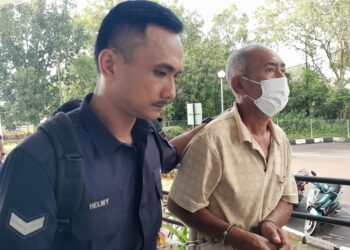 OMAR Busari didenda RM6,000 selepas mengaku bersalah memiliki senapang patah buatan sendiri dan lebih 100 butir peluru tanpa lesen di Mahkamah Sesyen, Kota Tinggi, Johor.