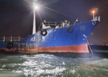 SEBUAH kapal tangki yang bersauh tanpa kebenaran ditahan Maritim Malaysia di perairan Klebang, Melaka.