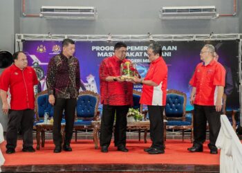 MOHD. HANAFIAH Man (dua dari kanan) menerima cenderamata disampaikan Ketua Menteri Melaka, Datuk Seri Ab. Rauf Yusoh pada Program Pemerkasaan Masyarakat Madani Kemas Melaka di Dewan Pusat Kegiatan Kemas Melaka Tengah, Telok Mas, Melaka.