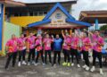 SEBAHAGIAN n peserta S’PRISE Fun Run 2024 bergambar kenangan di hadapan SK Sengkang, Tangkak, Johor