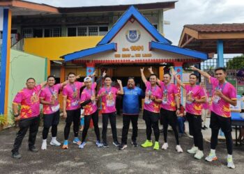 SEBAHAGIAN n peserta S’PRISE Fun Run 2024 bergambar kenangan di hadapan SK Sengkang, Tangkak, Johor