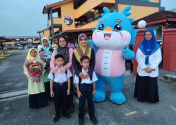 MASKOT Naga Biru menceriakan suasana hari pertama sesi persekolahan di SK Ayer Baloi, Pontian, Johor, semalam.