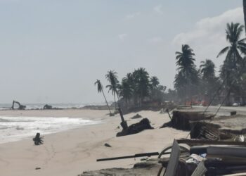 KAWASAN lapang yang didakwa daratan baharu di Kampung Tanjung Batu Rakit, Terengganu. – UTUSAN/KAMALIZA KAMARUDDIN