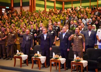 Saifuddin Nasution Ismail (depan, tiga dari kanan) bersama pegawai dan kaktangan Kementerian Dalam Negeri (KDN) pada majlis perhimpunan bulanan di Putrajaya, semalam.