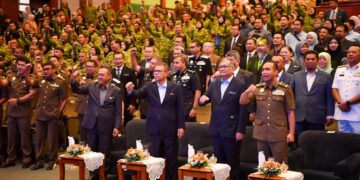 Saifuddin Nasution Ismail (depan, tiga dari kanan) bersama pegawai dan kaktangan Kementerian Dalam Negeri (KDN) pada majlis perhimpunan bulanan di Putrajaya, semalam.